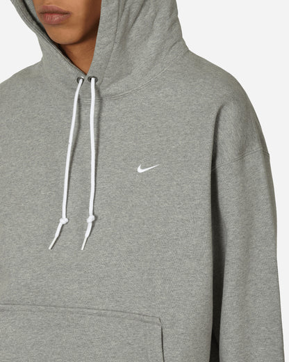 Nike M Nk Solo Swsh Flc Po Hoodie Dk Grey Heather/White Sweatshirts Hoodies DX1355-063